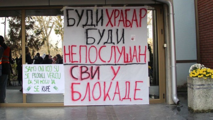 Skup podrške ispred suda